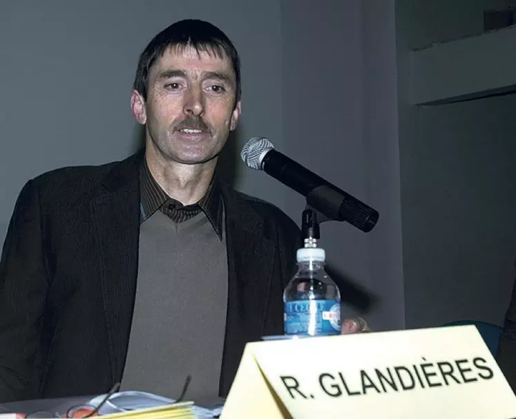 Robert Glandières, le président de la FRSEB va bientôt quitter ses responsabilités. L’occasion d’évoquer sa vision : « S’investir dans cette filière, c’est s’investir pour les autres, pour un produit, le Roquefort… »