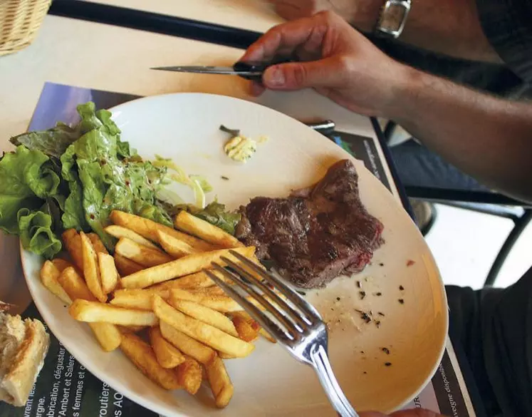 En moyenne, la restauration sert 57 % de viandes bovines françaises.