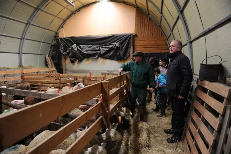 David Folcher, conseiller Chambre d’agriculture et Sophie Mercey, assistante sociale à la MSA, visitent la bergerie de Thierry Tichit, en compagnie de son épouse et de leur fils.