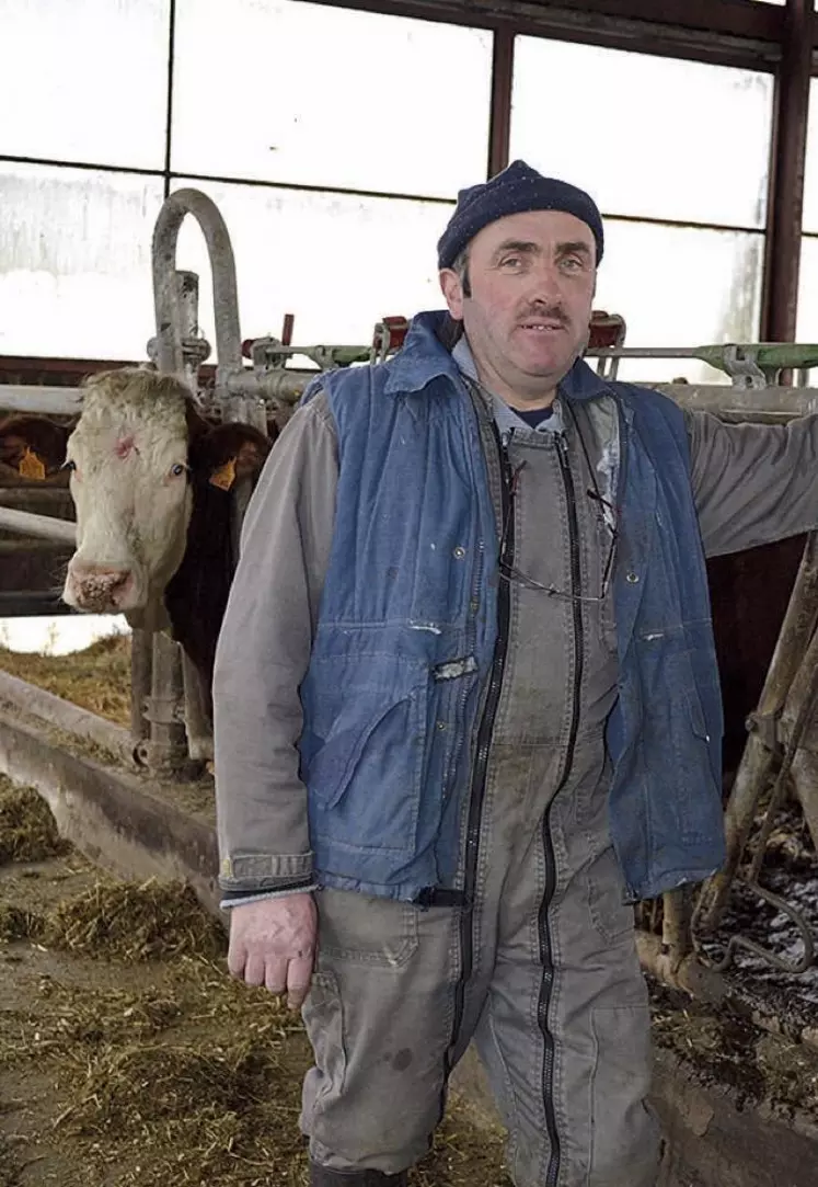 Rolland Chataing gère la production laitière de l'exploitation, tandis que Joannès Chataing et son fils Cyril s'occupent de l'atelier porcin.