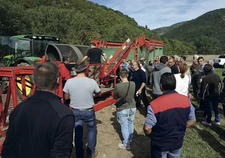 Ce combiné à bois performant fend, scie et peut charger les morceaux directement en remorque. Deux machines de ce type existent sur le département.