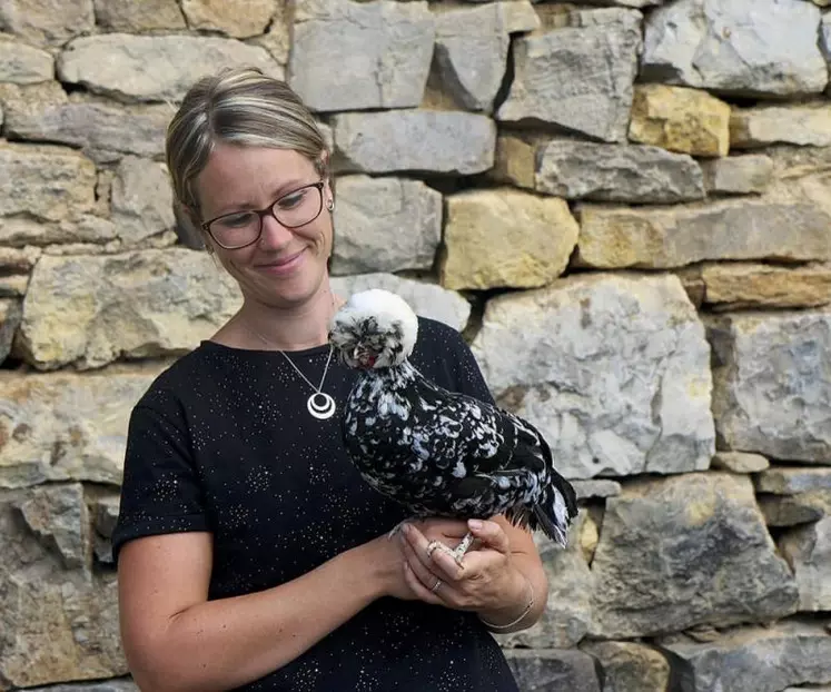 « La ferme d’ici et d’ailleurs » est née en septembre 2019, après maturation d’un long projet de Mathilde Nesci. Entourée de ses poules, poules d’ornement, chèvres, brebis et chiens, elle parcourt la Lozère pour faire découvrir l’agriculture et échanger avec le public.