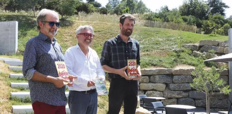 Comme tous les deux ans, les rédacteurs du guide le Petit futé en Lozère se sont penchés sur le département, pour consigner coup de cœur et bonnes adresses lozériennes. Deux coups de cœur du Petit futé ont aussi été distribués : l’un à la librairie de Nasbinals, l’autre au Subvers, la sandwicherie aux produits absolument locaux de Florac.