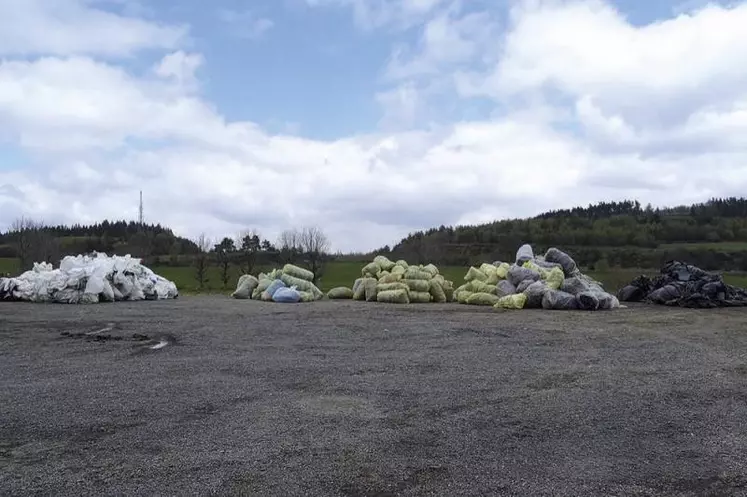 De septembre à octobre, les agriculteurs lozériens sont invités à apporter leurs déchets plastiques sur les 26 points de collecte du département.