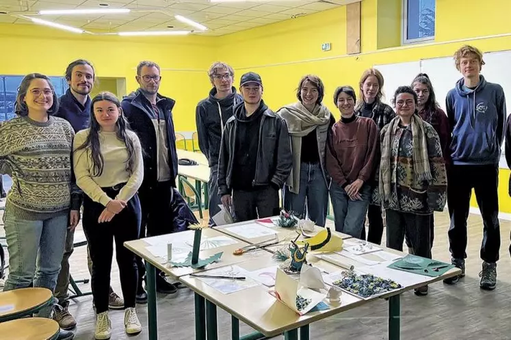 Invitées par le parc et la communauté de communes des Terres-d'Apcher-Margeride-Aubrac, les designers du studio Idaë ont parcouru l'Aubrac à la recherche des pratiques de cueillette des plantes sauvages et de leurs utilisations.