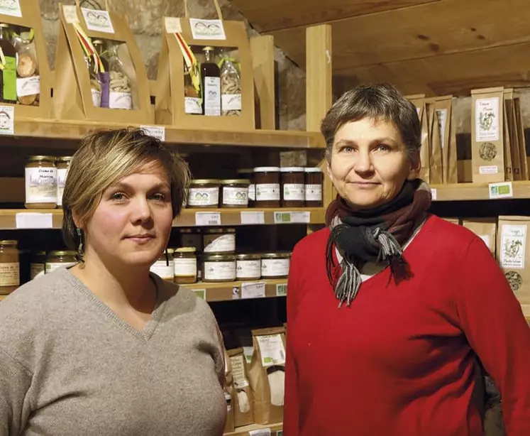 Catherine de la Rue du Can, apicultrice et co-gérante du Comptoir Régordane et Claire Allays, sa nouvelle gérante.
