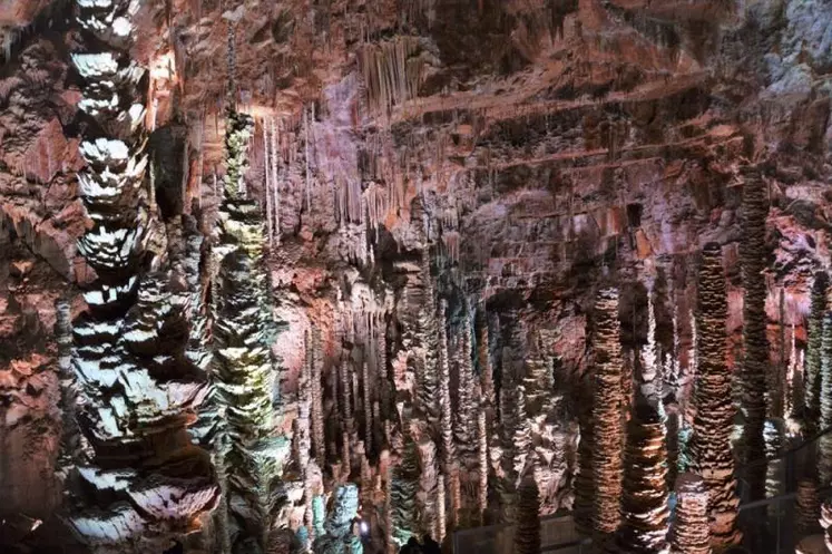 Inquiétants chez Dante, mystérieux chez Jules Verne, les grottes, gouffres et abîmes inspirent le respect.