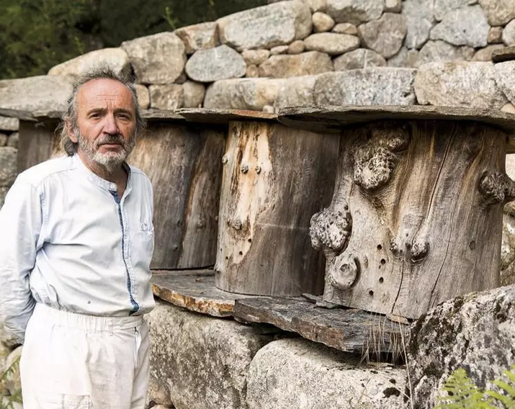 Yves-Élie Laurent, le président de l'association l'Arbre aux abeilles, sur le site du rucher tronc, dans la vallée de l'abeille noire, construit avec des pierres de granit, dans la plus pure tradition lozérienne.