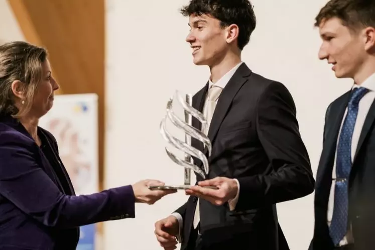 Valérie Drezet Humez remet le trophée au binôme du lycée hôtelier du Sacré-Cœur.