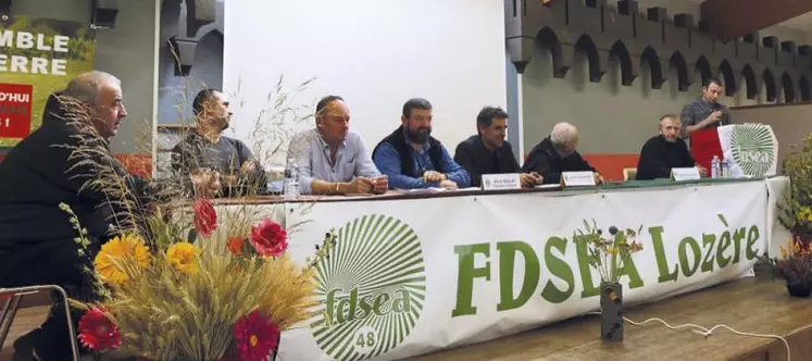 Président de la section laitière de la FDSEA 48, Sébastien Durand (à droite) a présenté le rapport des différentes sections du syndicat.
