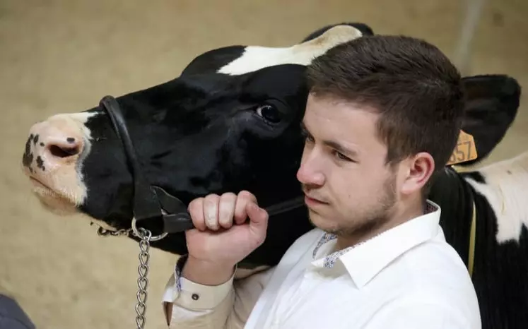 Samedi 9 avril, sous la halle d'Aumont-Aubrac, avait lieu le concours des miss laitières.