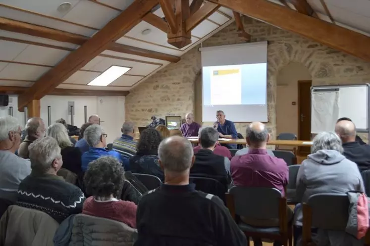 Henri Clément (au micro) est président du syndicat apicole lozérien.