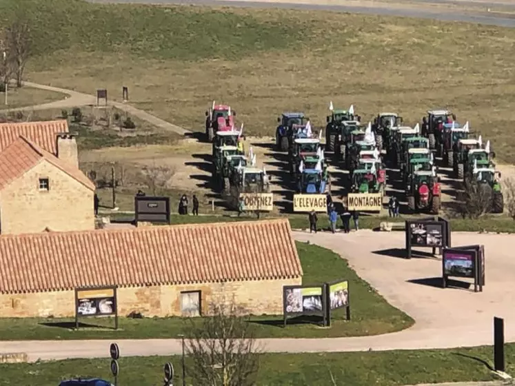  Des tracteurs sur le viaduc de Millau, c’était une première. Mais il fallait une action qui marque les esprits pour faire entendre l’Aveyron jusqu’à Paris. Mercredi 17 février, autour du convoi d’une trentaine de tracteurs, 300 agriculteurs de tout l’Aveyron ont défendu la voix de l’élevage de montagne en vue de la prochaine Pac.