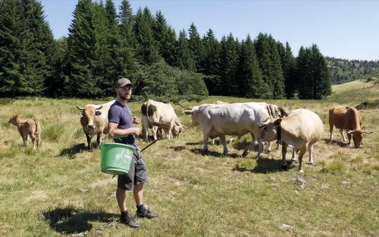 Exerçant le métier de couvreur la majorité de son temps, cet habitant de la commune de Saint-Etienne du Valdonnez s’est installé depuis un an en élevage bovin viande, comme activité secondaire sur la ferme familiale.