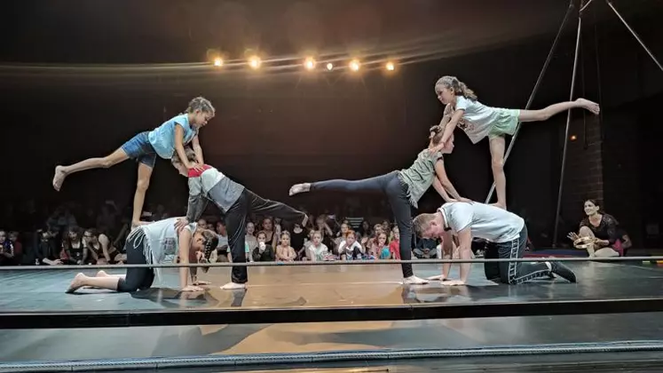 Entre spectacle et activité physique, les arts du cirque attirent beaucoup de jeunes.