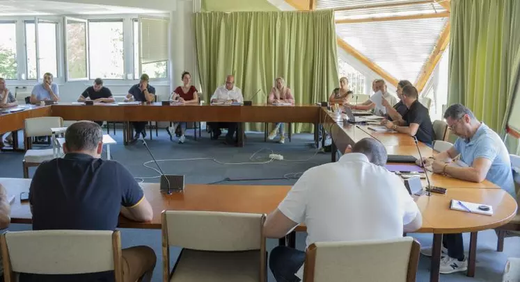 Une salle pleine pour la réunion de la filière porcine