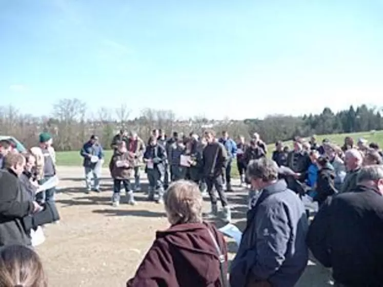 Les participants attentifs aux explications des membres de la Scea des Essarts.