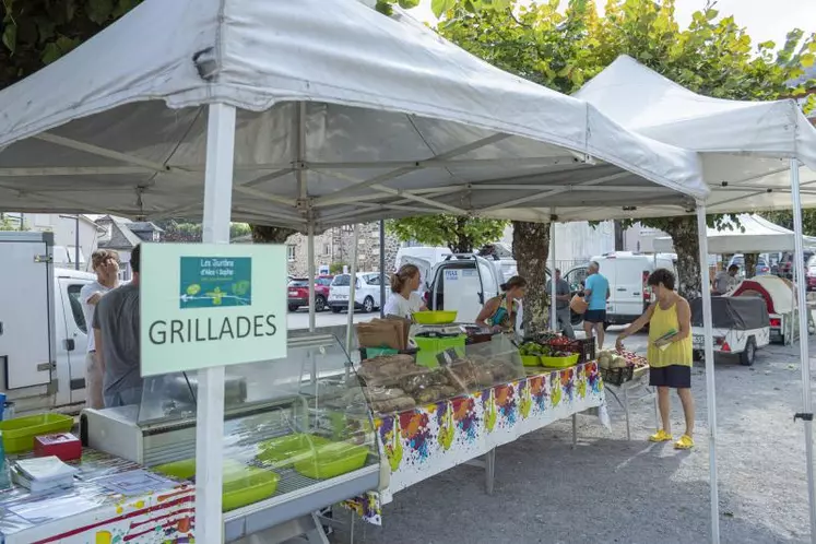 Après s'être fourni, les barbecues attendent de cuire vos achats.