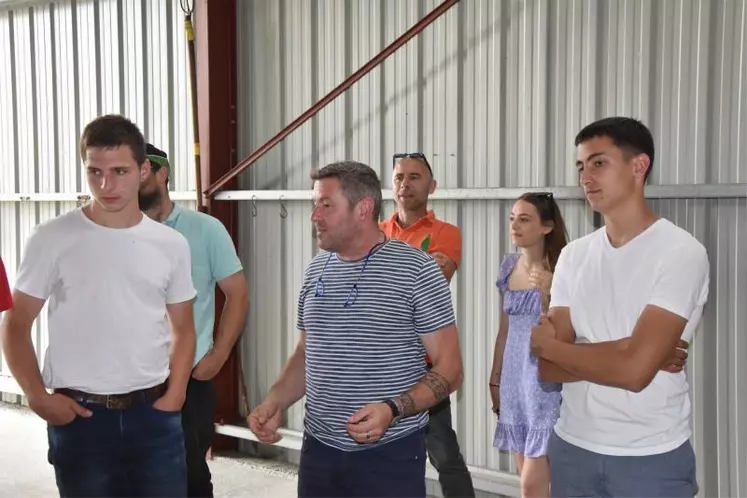 Frédéric Jenty (au milieu) et son fils (à droite) témoignent des intérêts du traitement UV de l’eau.