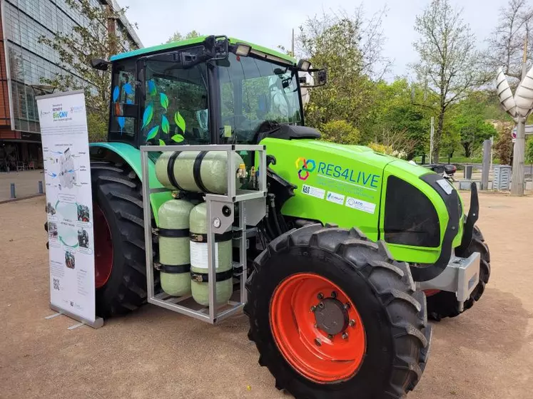 Le tracteur agricole rétrofité et ses réserves de gaz.