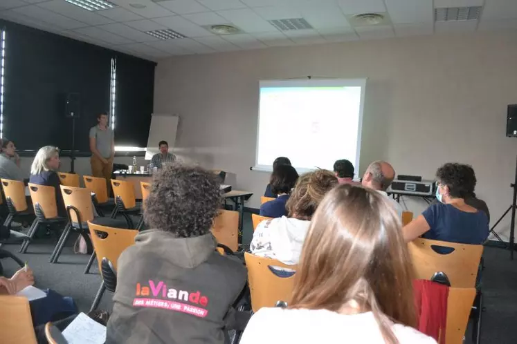 Hugues Chauveau d'Arvalis et Jérémy Douhay de l'Idele ont dévoilé les résultats des recherches conduites sur l'herbe conservée en bovins allaitants.