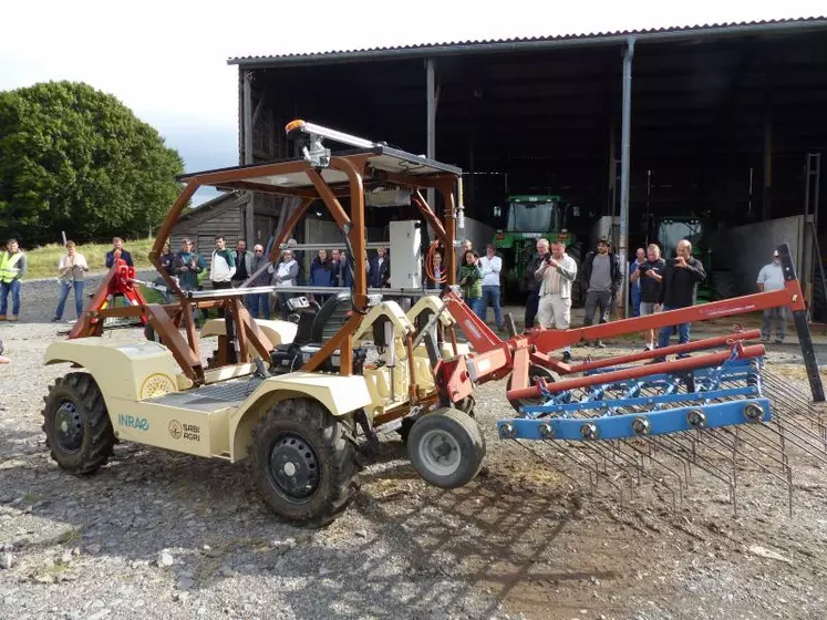 À l’Inrae de Marcenat, démonstration d’une plate-forme robotisée autonome en mode GPS. Ce type de robot pourra intervenir sur les foyers de campagnols pour poser des pièges ou des appâts.