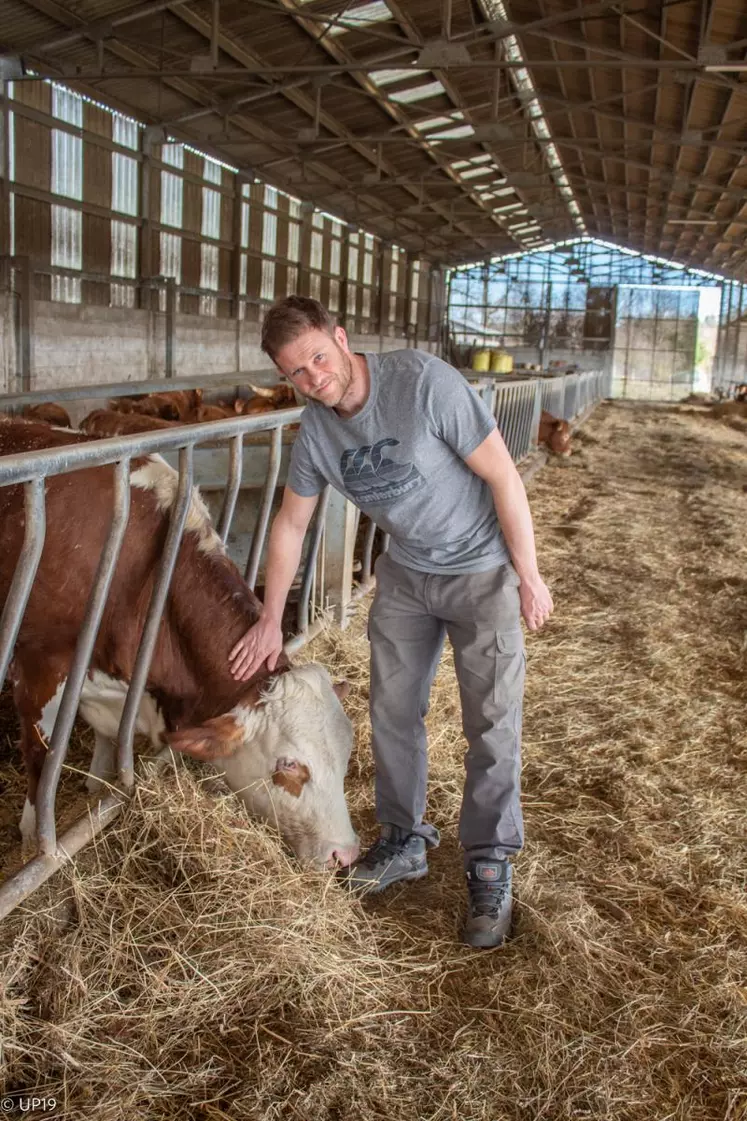 Baptiste, agriculteur par passion, gère sa ferme en bon père de famille.