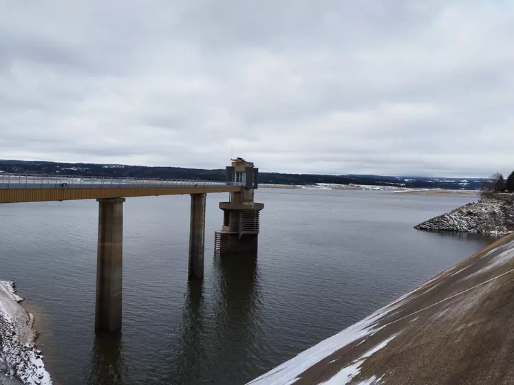 Barrage de Naussac en 2023, niveau de remplissage critique. 