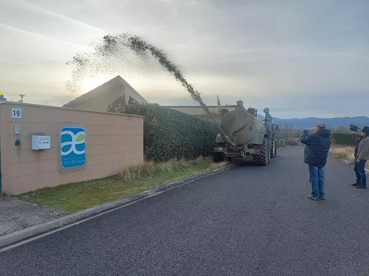 Épandage de lisier sur l'OFB dans le Puy-de-Dôme.