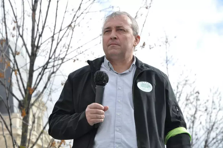 Patrick Bénézit éleveur dans le Cantal préside la Fédération nationale bovine. Il participe à une manifestation d'agriculteurs à Clermont-Ferrand sur la Place de Jaude en 2021.