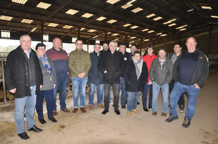 Le conseil d’administration de la Fédération nationale bovine réuni sur l’exploitation de la famille Corre à Nizerolles dans l’Allier.