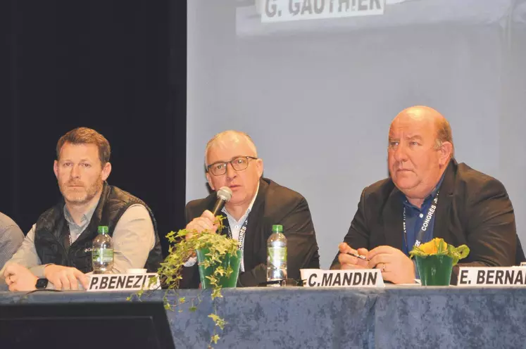 Patrick Bénézit entouré par Guillaume Gauthier, secrétaire général adjoint de la FNB (à gauche), et par Cédric Mandin, secrétaire général.