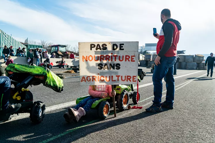 "Pas de nourriture sans agriculture", peut-on lire sur une pancarte tenue par Margaux, 5 ans.