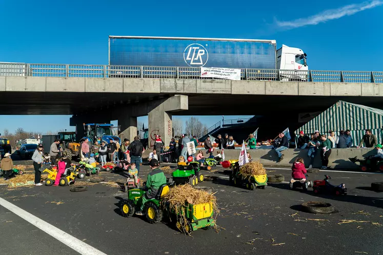 Une trentaine d'enfants sur des tracteurs à pédales.