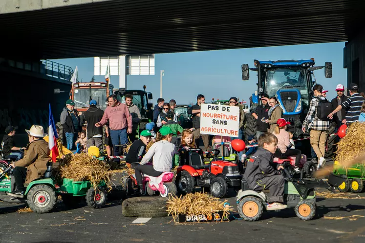 Une trentaine d'enfants sur des tracteurs à pédales.