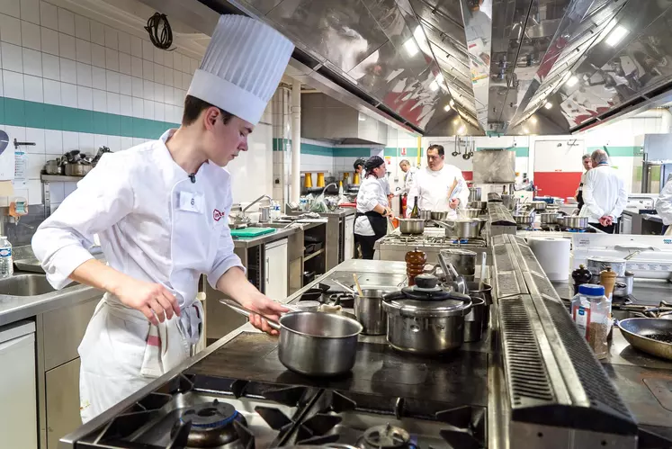 éleve cuisinier devant les fourneaux au lycée hôtelier de Chamalières dans le Puy-de-Dôme