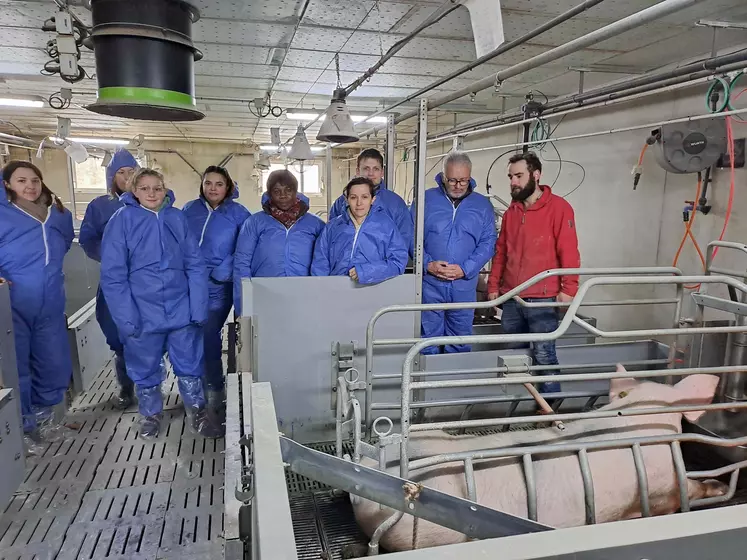 La visite de l'élevage porcin d'Etienne De Veyrac a été très intéressante pour les demandeurs d'emploi.