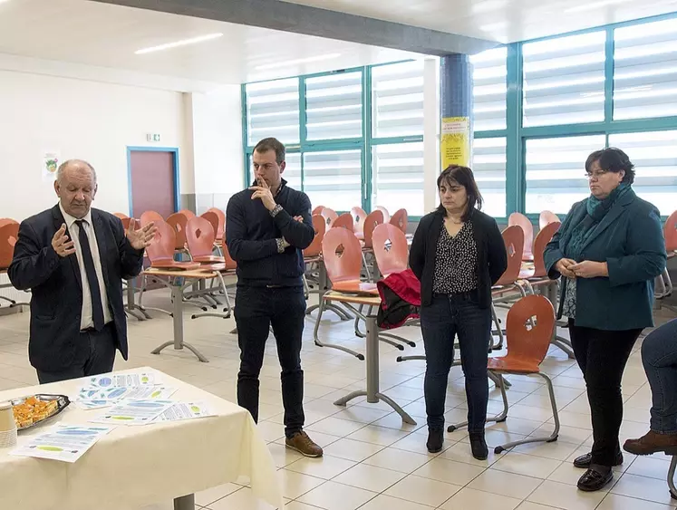 Le directeur de l'Eplefpa, accompagné des élus locaux et de la chambre d'agriculture, prononce un discours à la fin de la visite du site piscicole de la Canourgue.