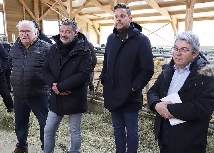 Les représentants des Intermarchés de Lozère et d’Hyper U écoutent les revendications des agriculteurs dans une étable.