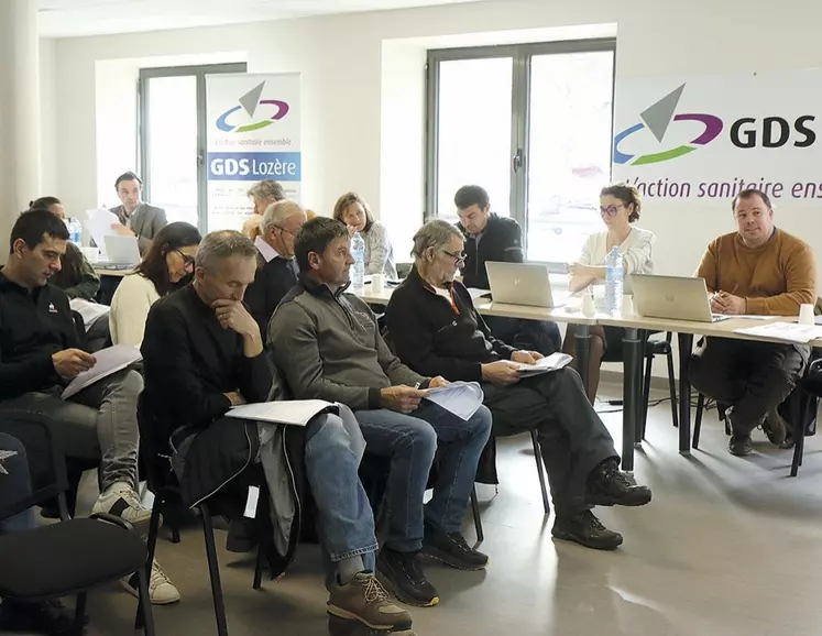 Un groupe d'éleveurs et les administrateurs du GDS sont réunis à Mende pour l'assemblée générale.