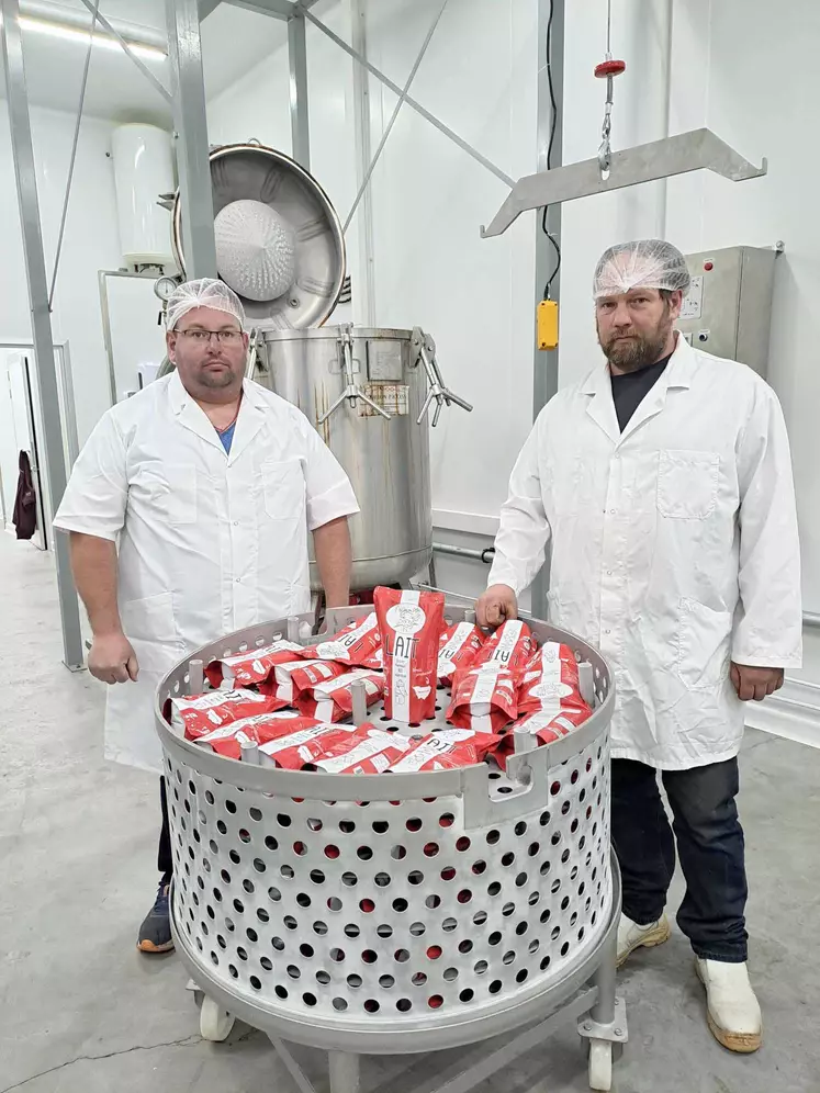 Richard et Sylvain Duchet dans leur laboratoire d’embouteillage.