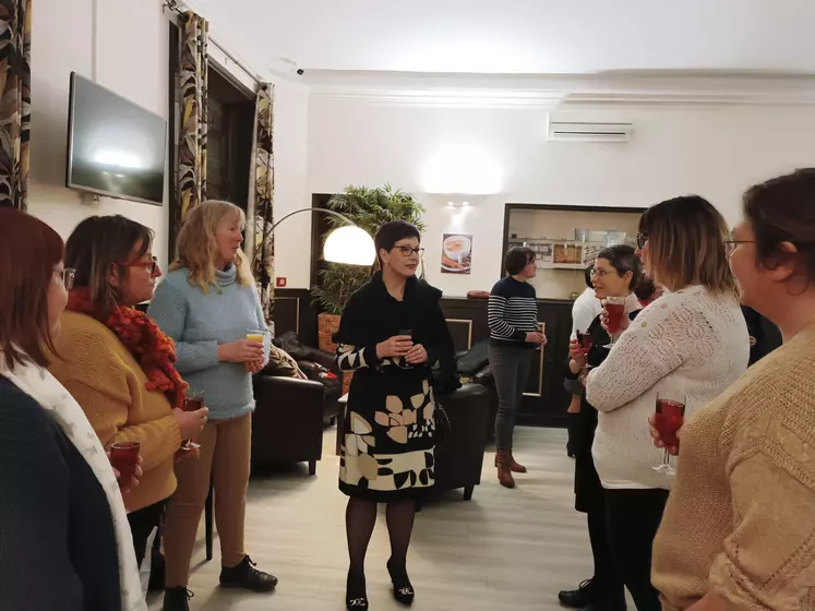 La préfète de la Creuse discute avec les agricultrices.