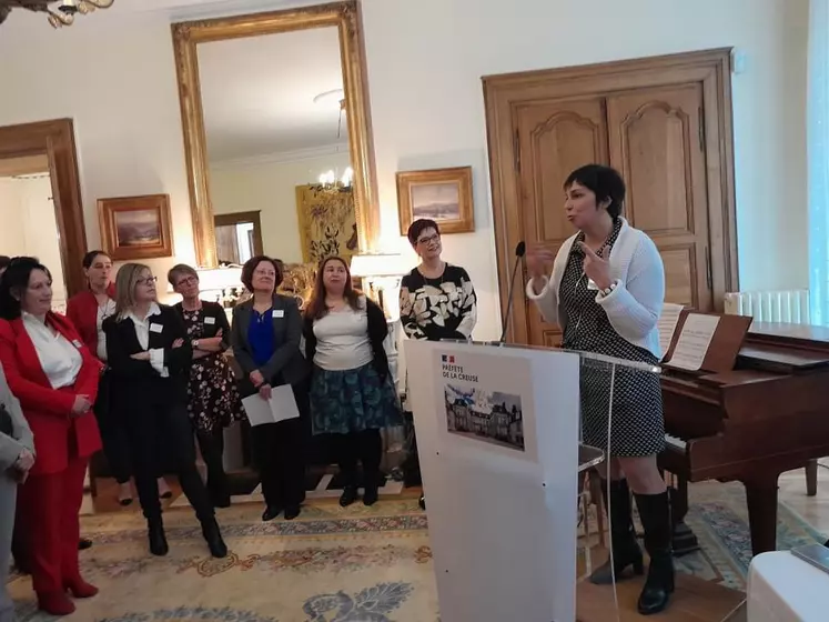 Séverine Bry s'exprime à un pupitre devant un parterre de femmes dans les salons de la préfecture de la Creuse.