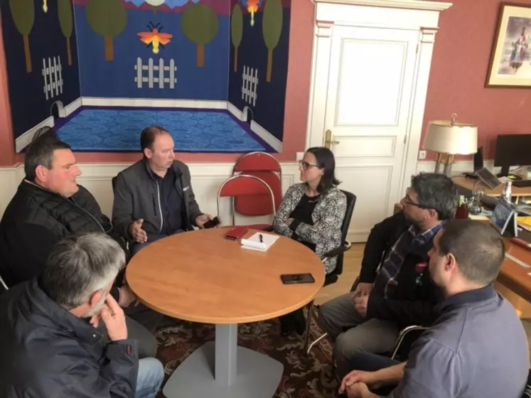 Agriculteurs et sous-préfète autour d'une table à la sous-préfecture d'Aubusson.