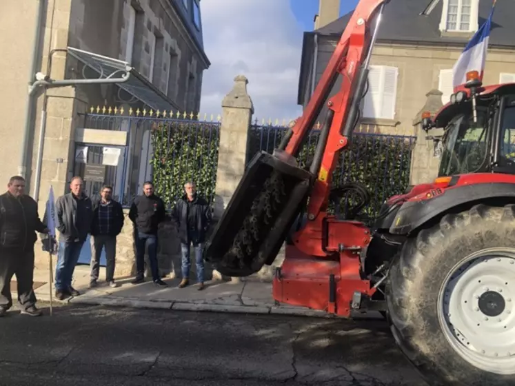Agriculteurs et épareuse davant la sous-préfecture d'Aubusson.