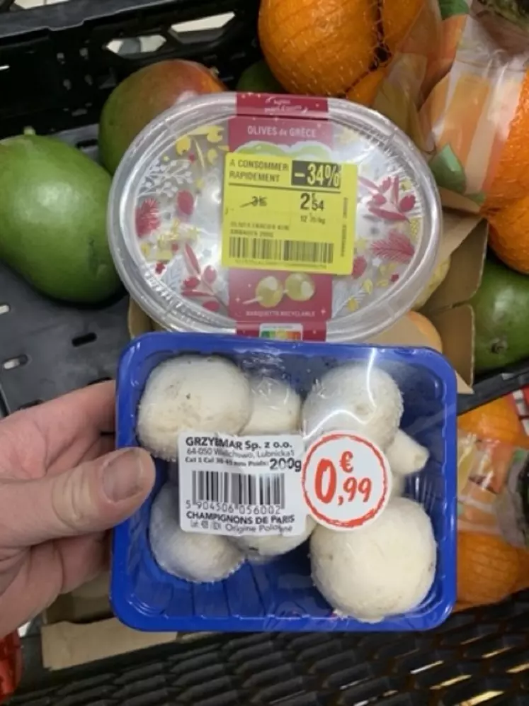 Champignons de Paris originaires de Pologne au rayon libre service.