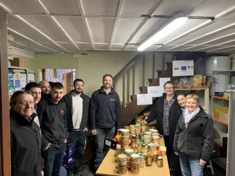 Photo de groupe autour des produits donnés.