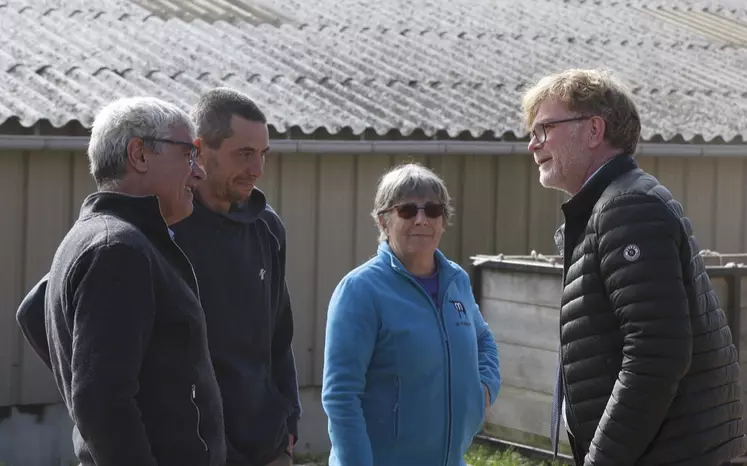Marc Fesneau, le ministre de l'agriculture, discute avec les trois associés qui l'accueillent sur leur ferme.