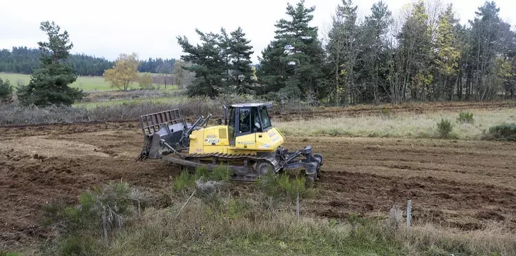 Action de défrichement sur une parcelle agricole