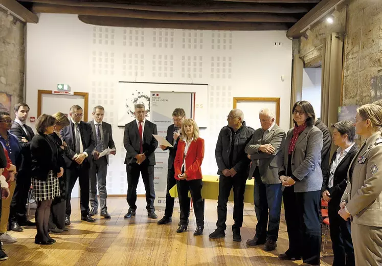 Un groupe réuni dans une salle.